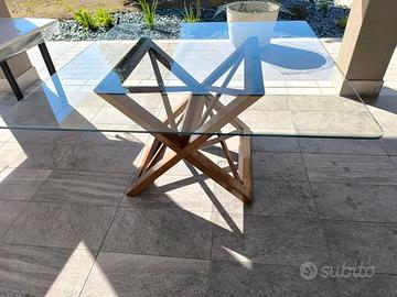 Tavolo in vetro con base in legno