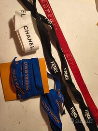 Nastri di Chanel , Luis Vuitton, Fendi e Ferrari 