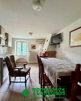 CASA SEMINDIPENDENTE A CASTELNUOVO MAGRA