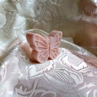 Candela artigianale a forma di farfalla 