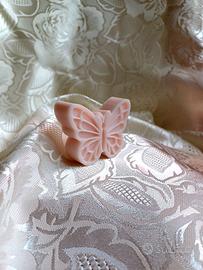 Candela artigianale a forma di farfalla 