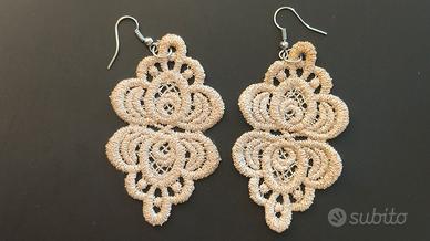 Orecchini dorati in pizzo 