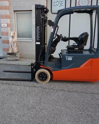 CARRELLO ELEVATORE ELETTRICO TOYOTA