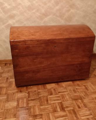 Baule con coperchio bombato