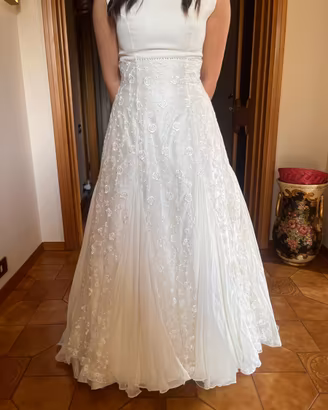 Abito da sposa sartoriale con ricami floreali