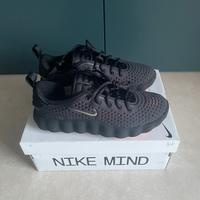 Nike Mind 002 Black Hyper Crimson Taglia EU 40