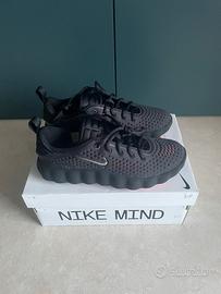 Nike Mind 002 Black Hyper Crimson Taglia EU 40