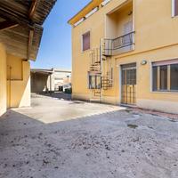 Casa indipendente con cortile di 800 mq