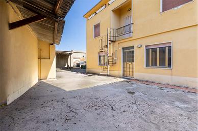 Casa indipendente con cortile di 800 mq