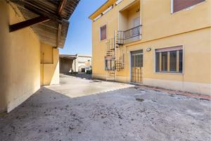 Casa indipendente con cortile di 800 mq