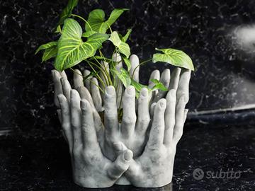 Vaso mani intrecciate