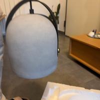 Lampadario in cemento e cuoio