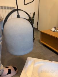 Lampadario in cemento e cuoio