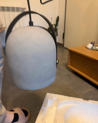 Lampadario in cemento e cuoio