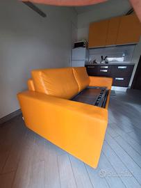 divano  letto matrimoniale ARANCIONE  usato