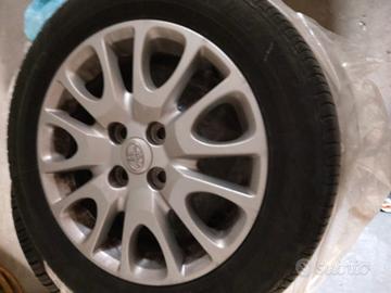 4 gomme con cerchi in lega