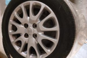 4 gomme con cerchi in lega