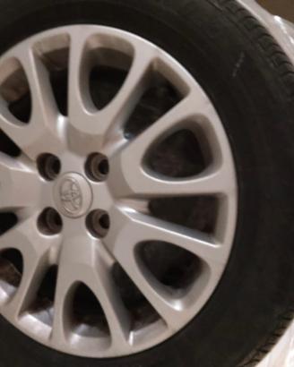 4 gomme con cerchi in lega