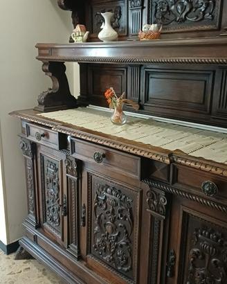 Credenza antica in legno intagliato