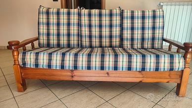 sofa struttura in legno con cuscini. indipendenti