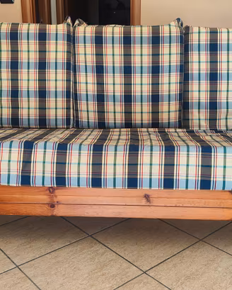 sofa struttura in legno con cuscini. indipendenti