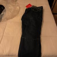 Pantaloni da moto con protezioni alle ginocchia