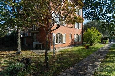 Villa di 300 m² con più di 5 locali e box auto a C