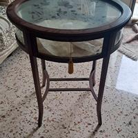 tavolino con vetrinetta