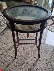 tavolino con vetrinetta
