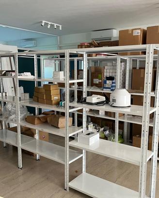 Dismissione arredo ufficio. Scrivanie-scaffali-etc