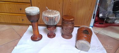 Ensamble di quattro tamburi percussioni dal mondo