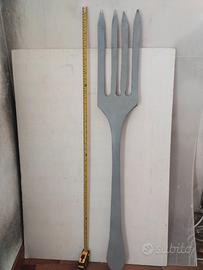 Forchetta gigante in legno dell'altezza di cm. 115