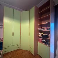 Armadio angolare con suo comodino laccato verde