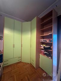 Armadio angolare con suo comodino laccato verde