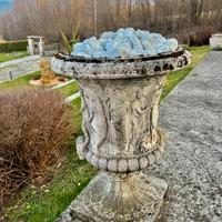 Coppia di vasi grandi in cemento