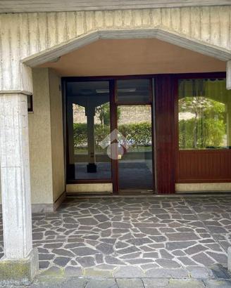 NEGOZIO A ANGOLO TERME