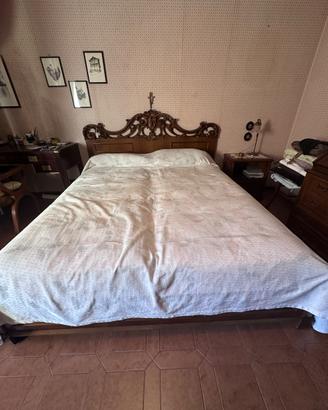 Letto matrimoniale King size con comodini