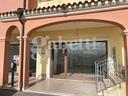 commerciale-fronte-strada-con-due-vetrine