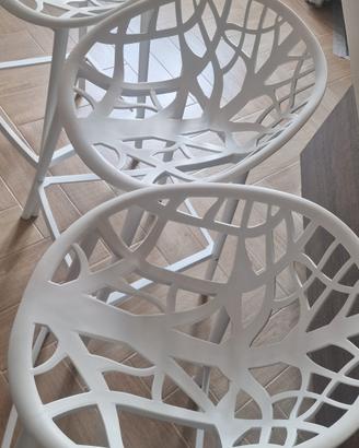 tris di sgabelli in plastica bianca