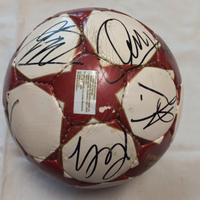 Pallone midi Milan autografato dalla rosa 2004
