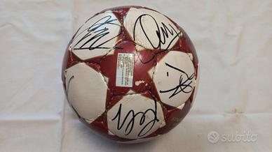 Pallone midi Milan autografato dalla rosa 2004