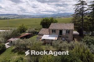 Rustico / Casale di 300 m² con più di 5 locali e b