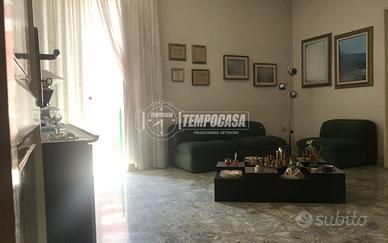 Via Bellinzona; in zona centrale e servitissima