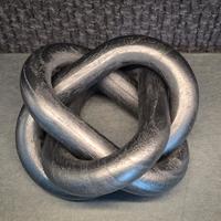 Scultura sul Legame Poliamoroso in Legno