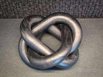 Scultura sul Legame Poliamoroso in Legno