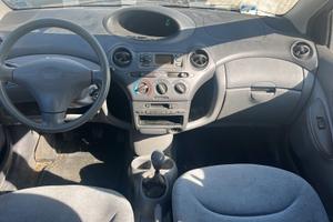 Toyota Yaris 1.0i 16V cat 5 porte Sol
