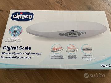 Bilancia pesa neonato