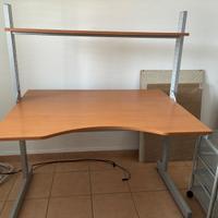 Scrivania con cassettiera