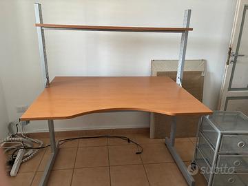 Scrivania con cassettiera