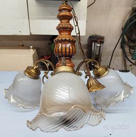 Lampadario vintage legno e ottone con paralumi